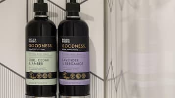 Superior Double Room, Roll-in Shower | Bathroom amenities