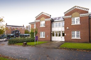 Exterior - Premier Inn Stockport Central (Stockport)