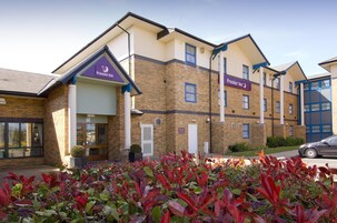 Un hotel con facciata in mattoni, con un evidente cartello Premier Inn e un'auto parcheggiata davanti.