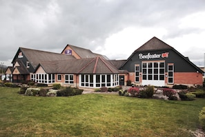 Exterior - Premier Inn Darlington East - Morton Park (Darlington)