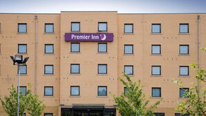 Un bâtiment en briques avec une enseigne indiquant « Premier Inn ».