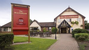 Een gebouw met een bord waarop 'The Brocklebank' en 'BREWERS FAYRE Local' staat.