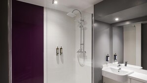 Superior Double Room | Bathroom - Premier Inn Kendal Central (Kendal)