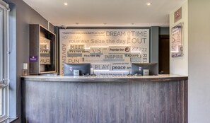 Reception - Premier Inn Bracknell Central (Bracknell)