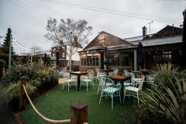 Outdoor dining - Premier Inn Warrington (Warrington)