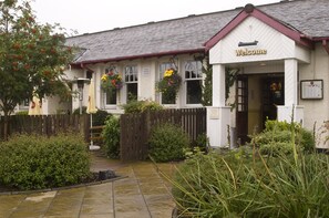 Exterior - Premier Inn Stirling South - M9 J9 (Stirling)