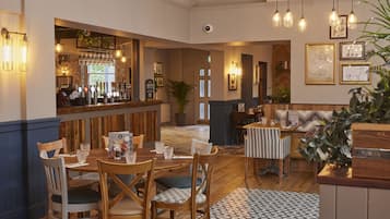 朝食、ランチ、ディナーに営業 (イギリス料理)