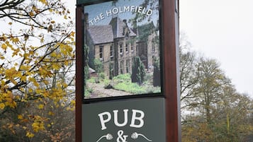 A sign for Greene King Bury St Edmunds Pub & Grill with bedrooms.