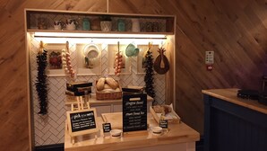 Interior de madera con una exhibición de alimentos y una pizarra.