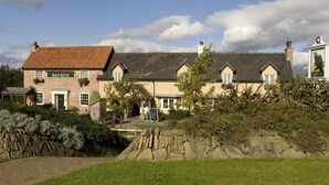 A traditional brick building with a sign 'Red Kite' and a stone wall in front. - Premier Inn Wakefield South - M1 Jct39 (Wakefield)