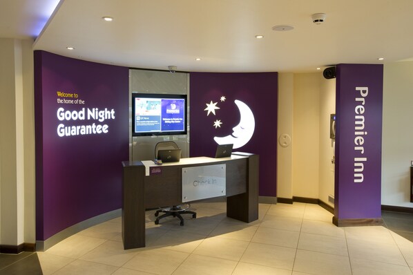 Reception - Premier Inn Stirling City Centre (Stirling)
