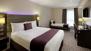 Family Triple Room | Bed sheets - Premier Inn Wigan Town Centre (Wigan)