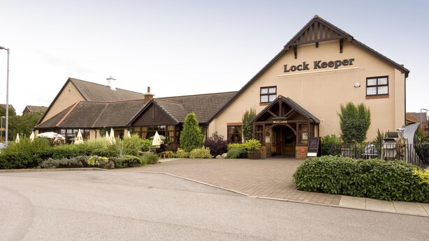 A building with a sign reading 'Lock Keeper' and a welcoming entrance. - Premier Inn Chesterfield North (Chesterfield)