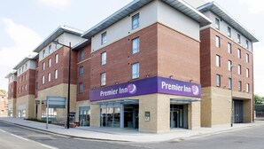 Un hôtel Premier Inn dot é d’une façade moderne en briques, de grandes fenêtres et d’une entrée imposante.