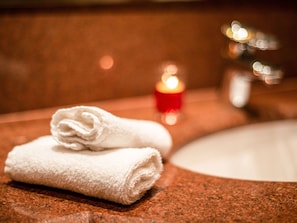 Ensemble baignoire-douche, articles de toilette (gratuits)