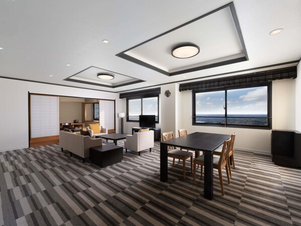 Suite Deluxe, varias camas, vista al mar | Caja de seguridad en la habitación, cortinas blackout y wifi gratis 