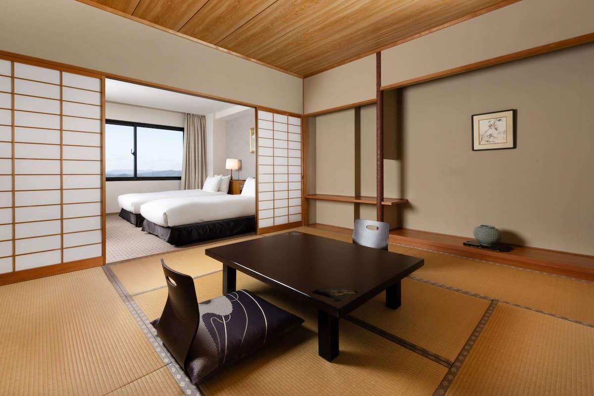经典套房, 多张床, 海洋景观 (Japanese-Western Style) | 客房内保险箱、遮光窗帘、免费 WiFi、床单