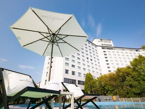 Piscine extérieure en saison