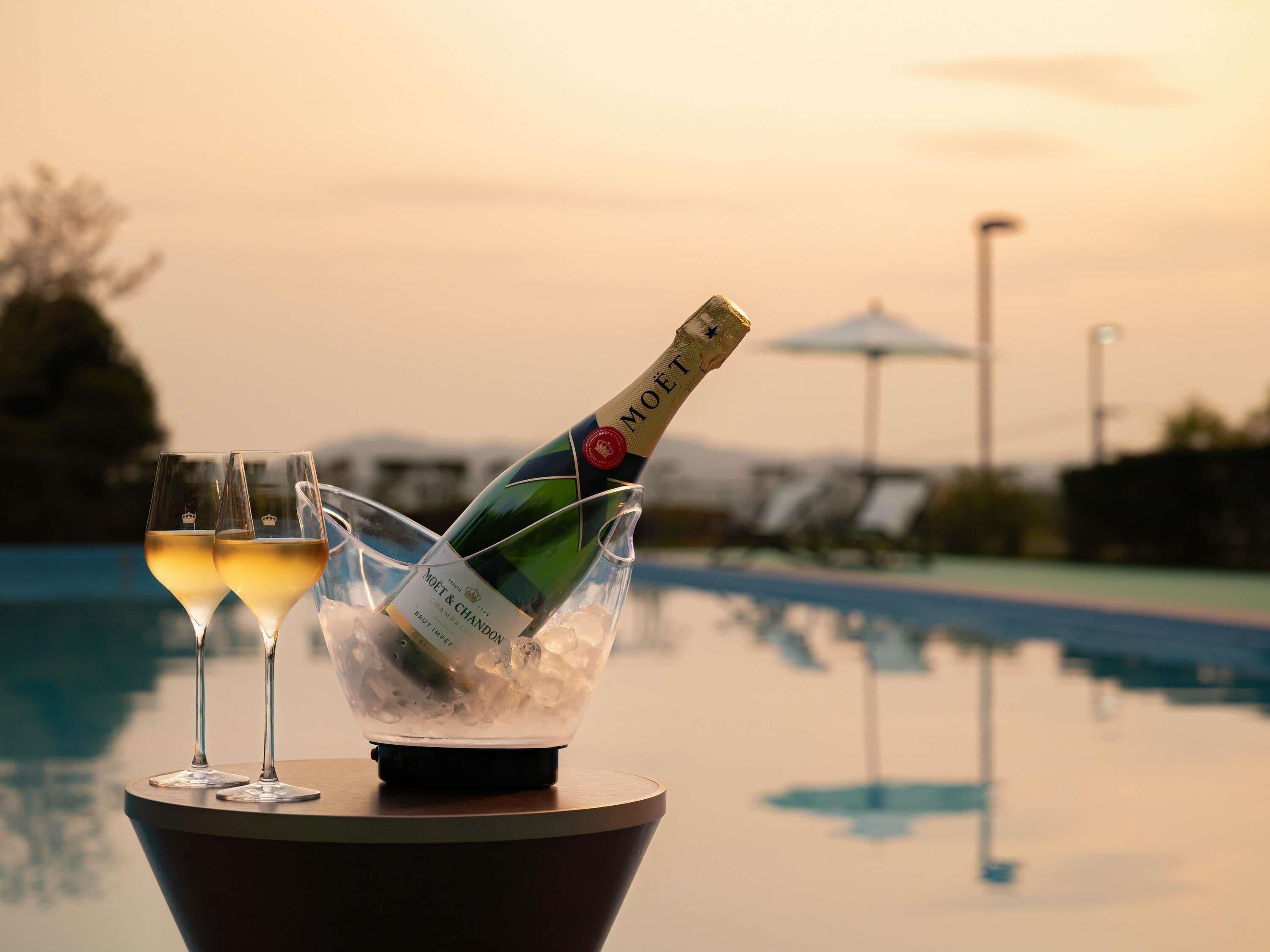 Kolam renang terbuka bermusim 