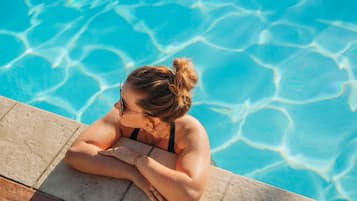 Una piscina al aire libre de temporada