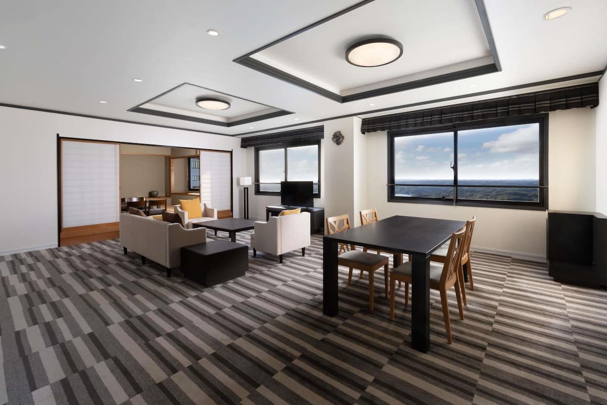 Suite Deluxe, varias camas, vistas al mar | Caja fuerte, cortinas opacas, wifi gratis y ropa de cama