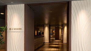 A hotel entrance with a modern design, a reception desk, and a sign reading 'LE SENSORIEL'. - Grand Mercure Ise-shima Resort & Spa (Shima)