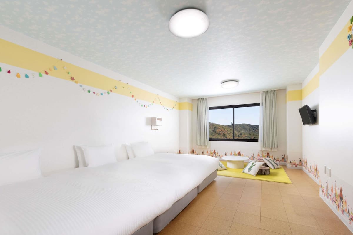 Chambre classique, Plusieurs lits, vue sur la montagne (Hollywood Twin) | Coffre-fort, rideaux dâobscurcissement, accĂšs au Wi-Fi (inclus)