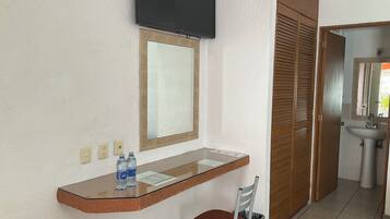 Ropa de cama de alta calidad y caja de seguridad en la habitación