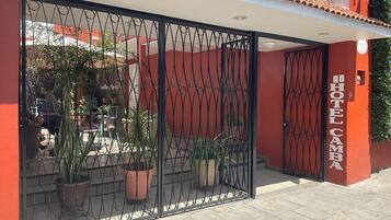 Vista frontal de la propiedad