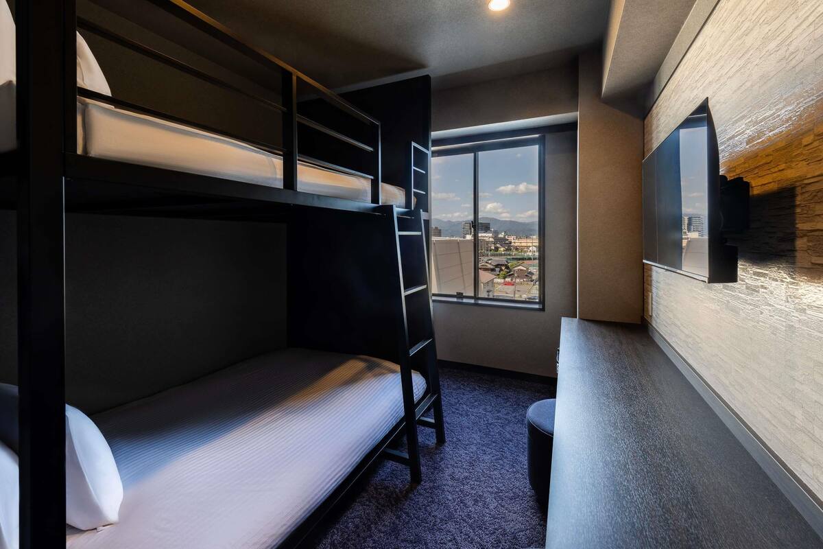 Habitación clásica | Ropa de cama de alta calidad y caja de seguridad en la habitación 