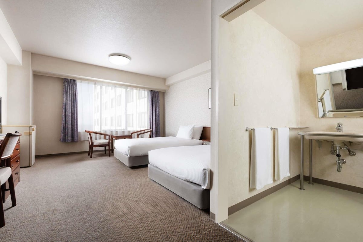 Classic Accessible Twin Room, Lake View | Premium bedding, in-room safe, desk, iron/ironing board