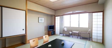 Premium bedding, in-room safe, desk, iron/ironing board