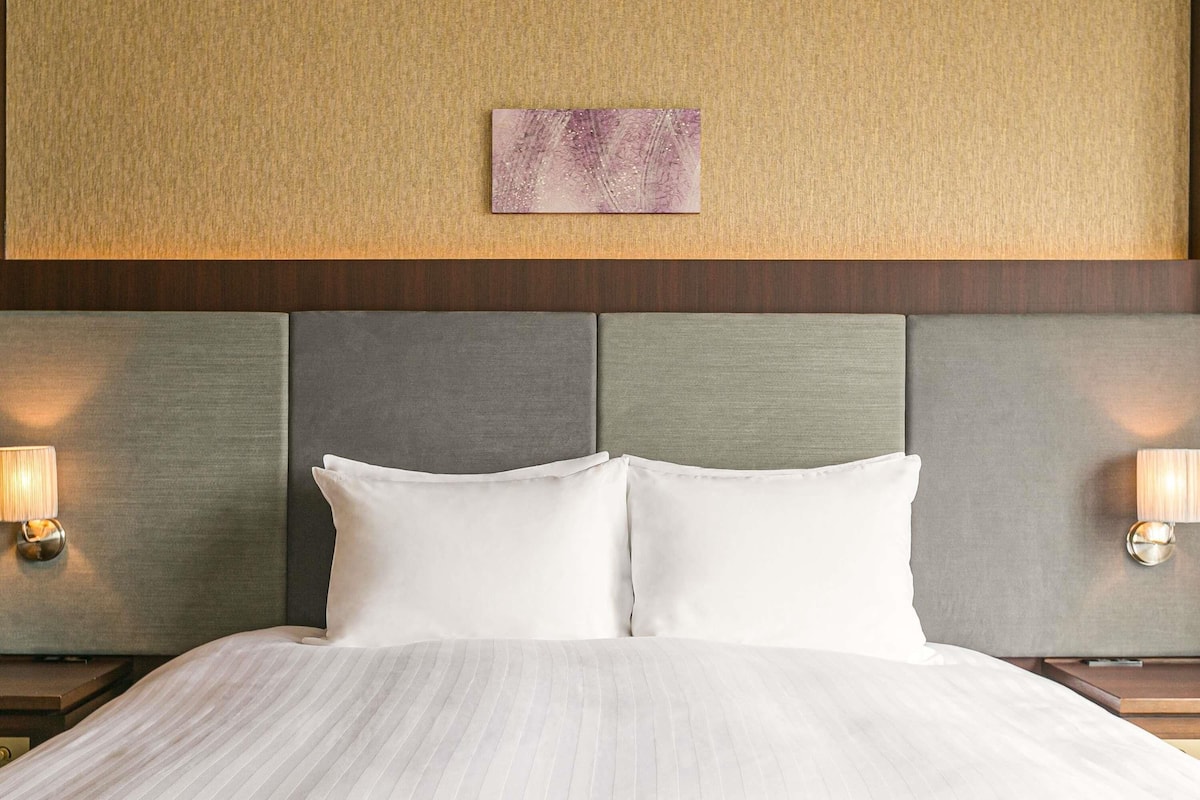 Standard Suite, 2 Single Beds, Lake View | Premium bedding, in-room safe, desk, iron/ironing board