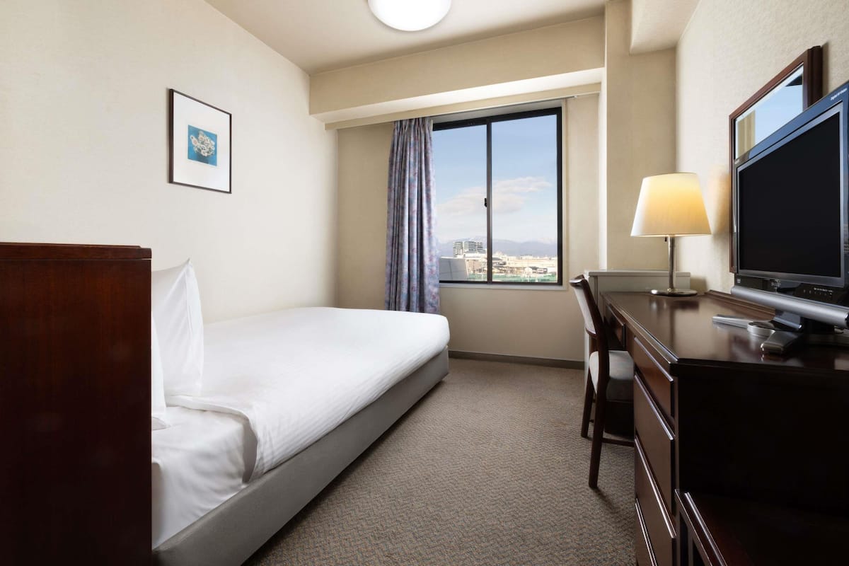 Chambre Classique, 1 lit une place, vue montagne | Literie de qualité supérieure, coffres-forts dans les chambres, bureau