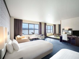 Habitación estándar, 2 camas individuales, vistas al lago (Japanese Western Style) | Ropa de cama de alta calidad, caja fuerte, escritorio