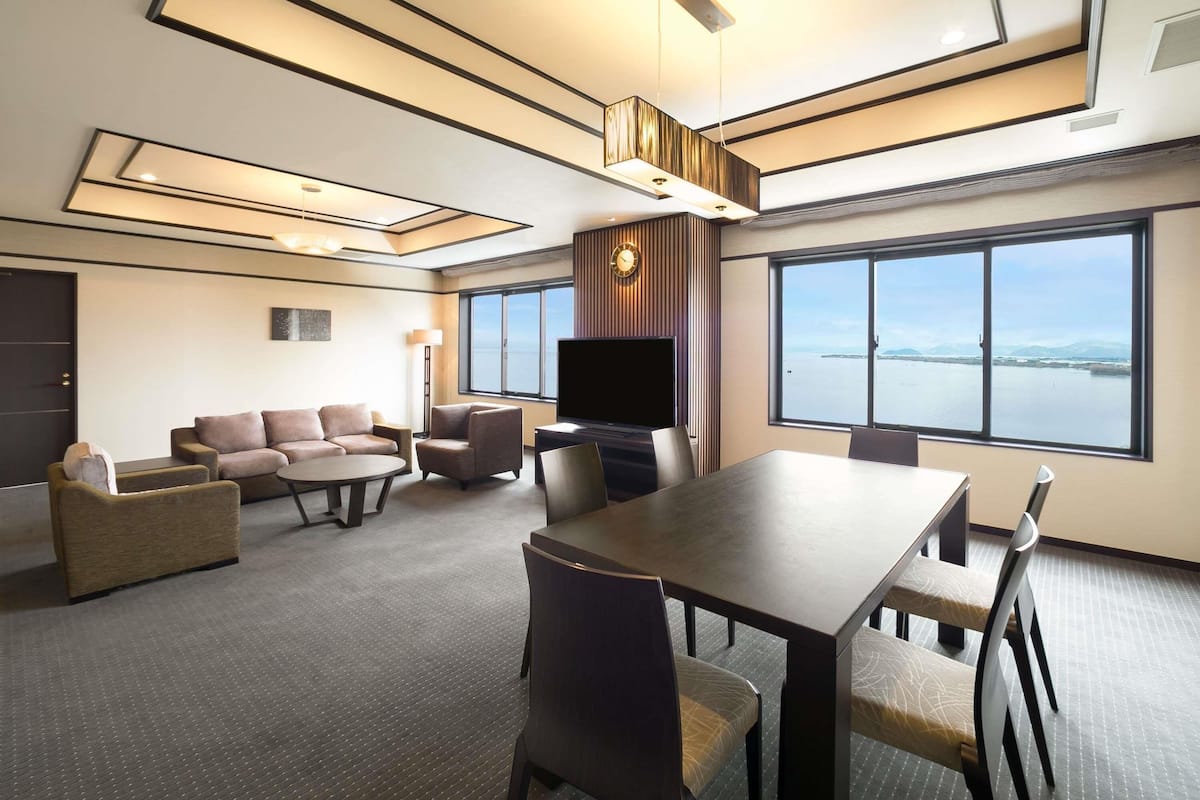 Suite – deluxe, flere senger, utsikt mot innsjø | Sengetøy av topp kvalitet, safe på rommet og skrivebord