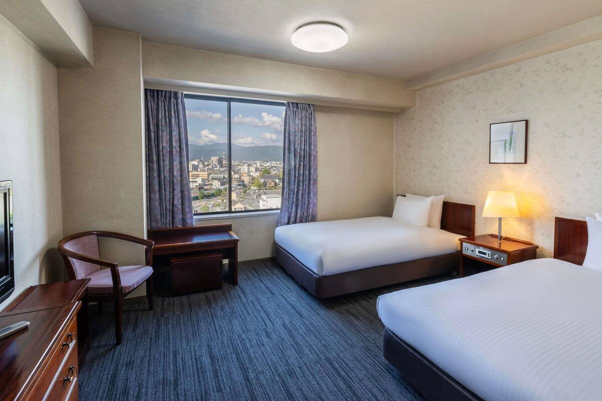 Habitación clásica, 2 camas individuales, vista a la montaña | Ropa de cama de alta calidad y caja de seguridad en la habitación 