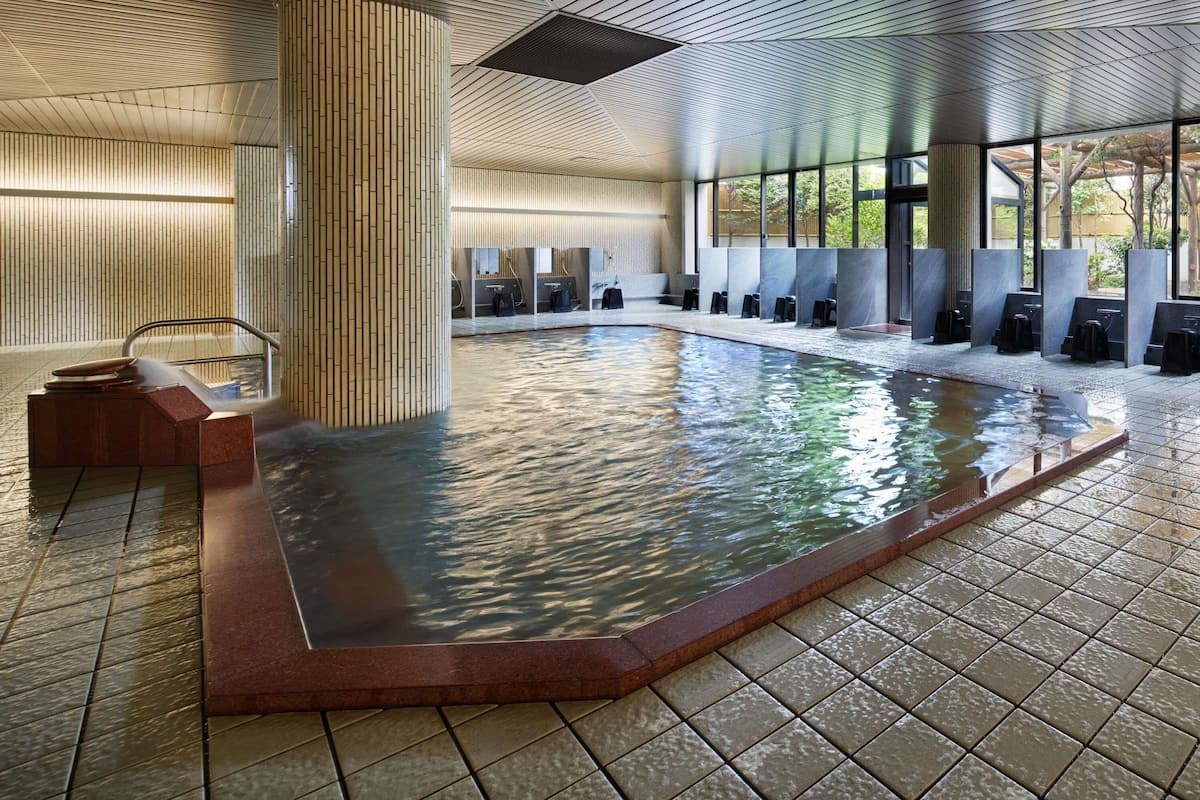 Sängtillbehör av högsta kvalitet och värdeförvaringsskåp på rummet