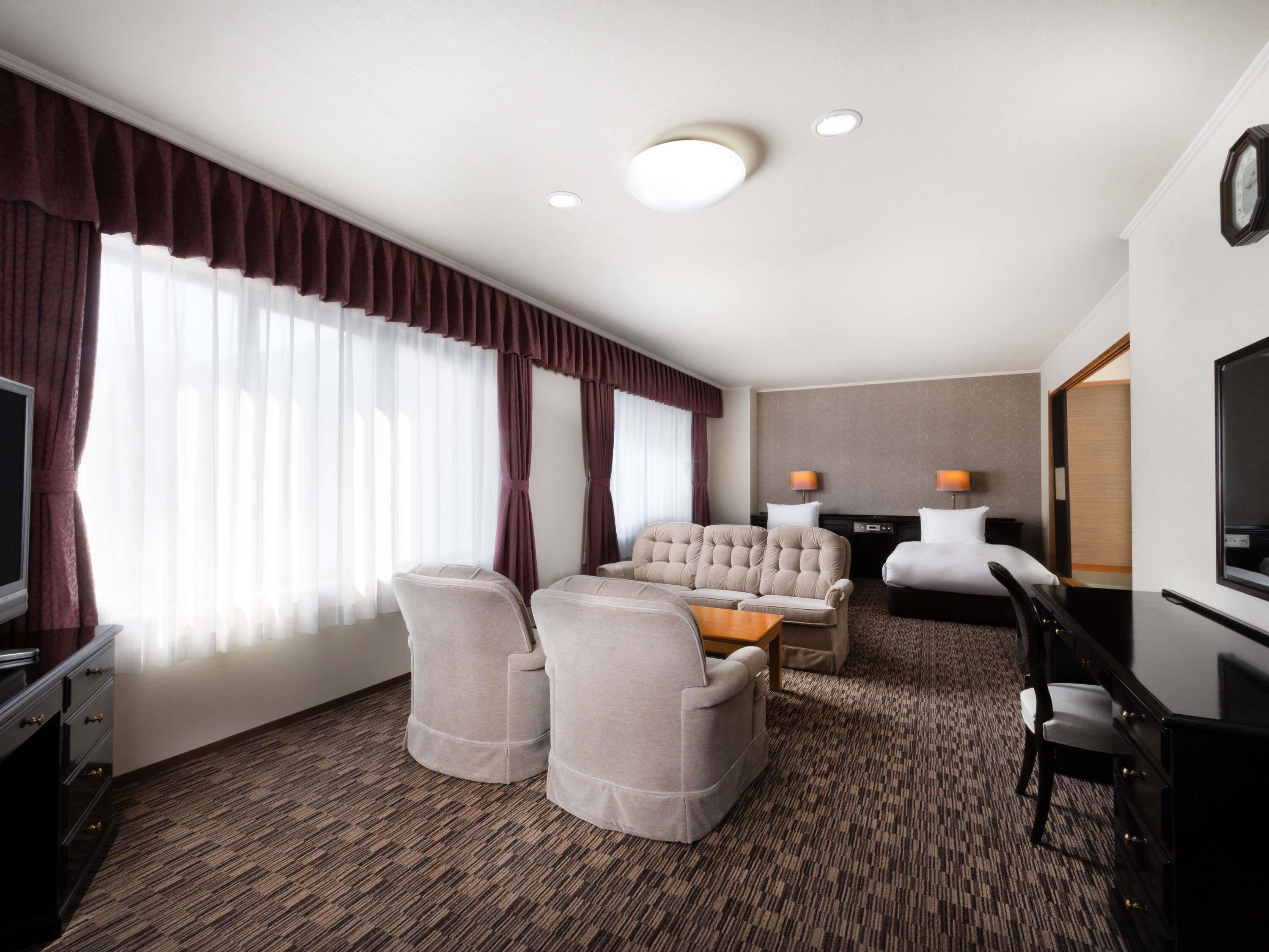 Premium bedding, in-room safe, desk, iron/ironing board