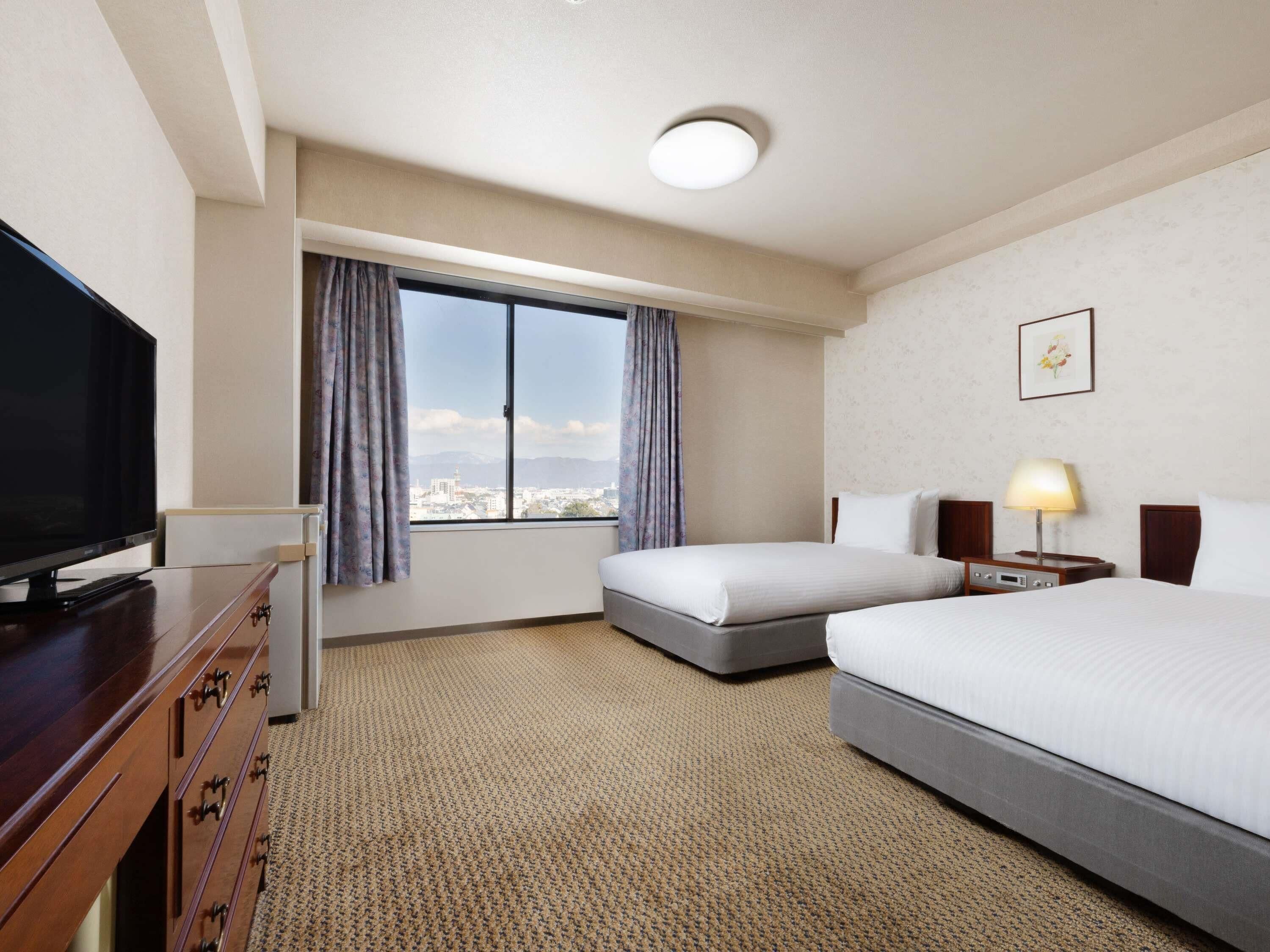 Habitación clásica, varias camas, junto al lago | Ropa de cama de alta calidad y caja de seguridad en la habitación 