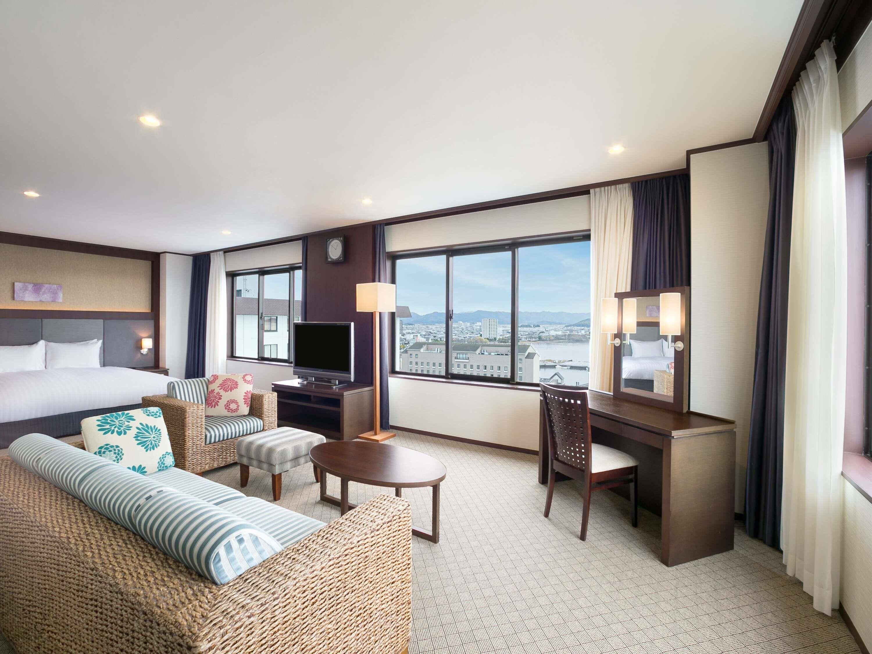 Suite estándar, 2 camas individuales, vistas al lago | Ropa de cama de alta calidad, caja fuerte, escritorio