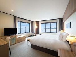 Deluxe Suite, Multiple Beds, Lake View | Premium bedding, in-room safe, desk, iron/ironing board