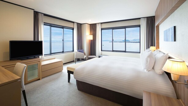 Deluxe suite, Meerdere bedden, uitzicht op meer | Luxe beddengoed, een kluis op de kamer, een bureau