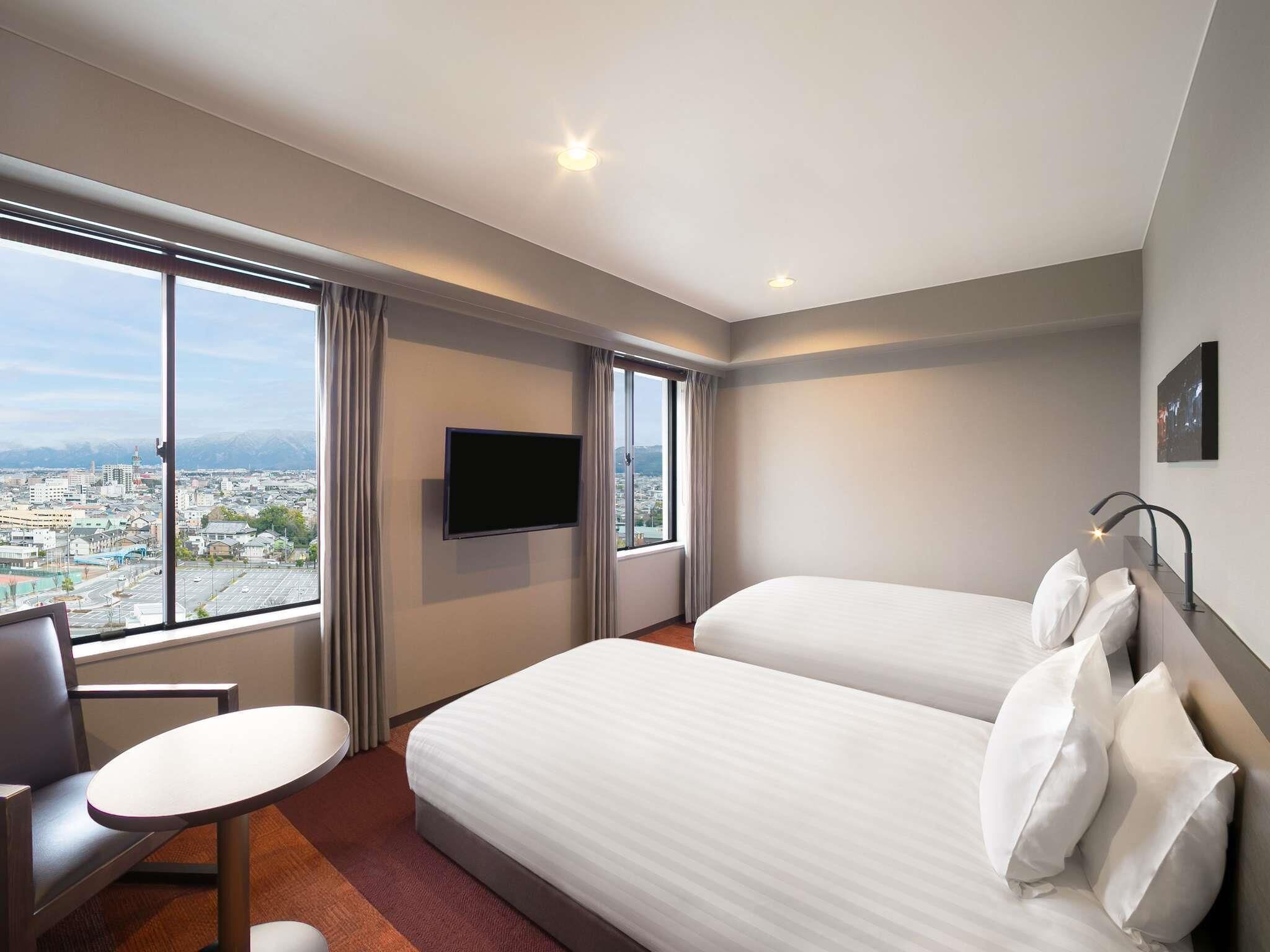 Habitación estándar, 2 camas individuales, vistas a la montaña | Ropa de cama de alta calidad, caja fuerte, escritorio