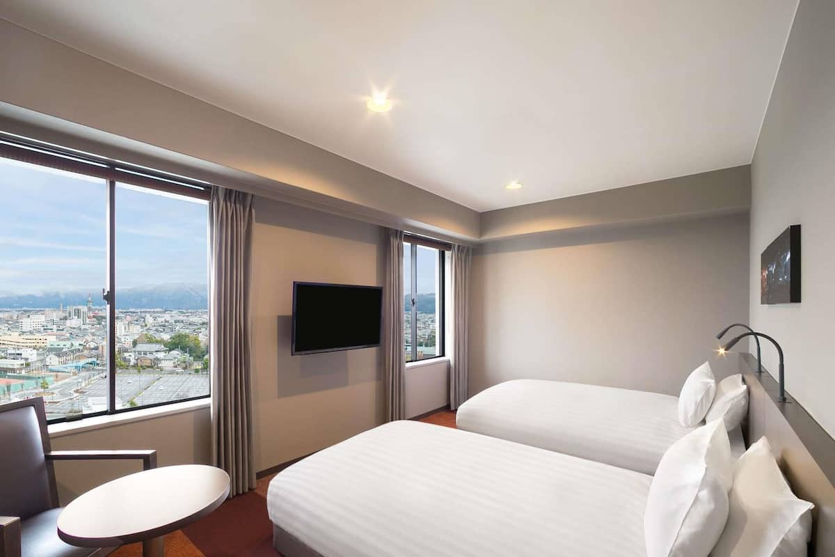 Standard Room, 2 Twin Beds, Mountain View | Premium bedding, in-room safe, desk, iron/ironing board