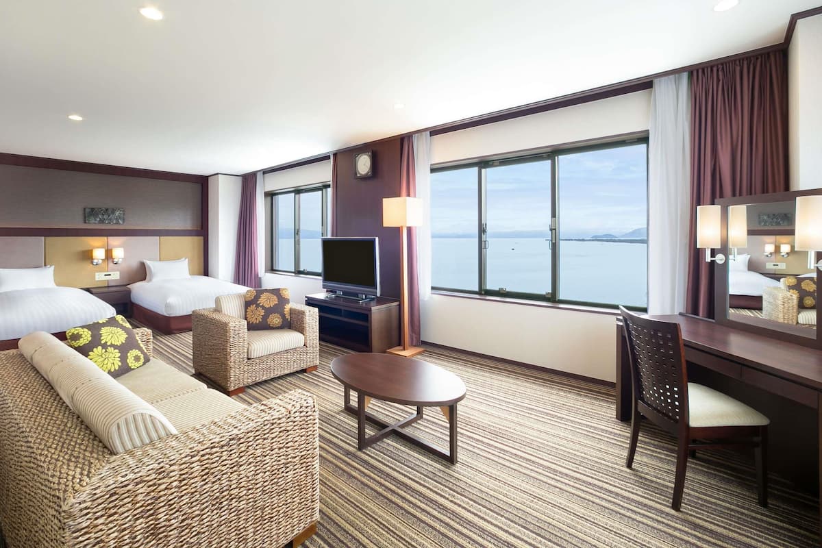 Svit Standard - 2 enkelsängar - sjöutsikt | Sängtillbehör av högsta kvalitet och värdeförvaringsskåp på rummet