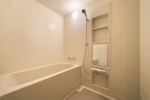 Standard Suite, 2 Single Beds, Lake View | Bathroom | Combined shower/bathtub, deep-soaking bathtub, free toiletries