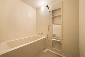 Standard Suite, 2 Single Beds, Lake View | Bathroom | Combined shower/bathtub, deep-soaking bathtub, free toiletries