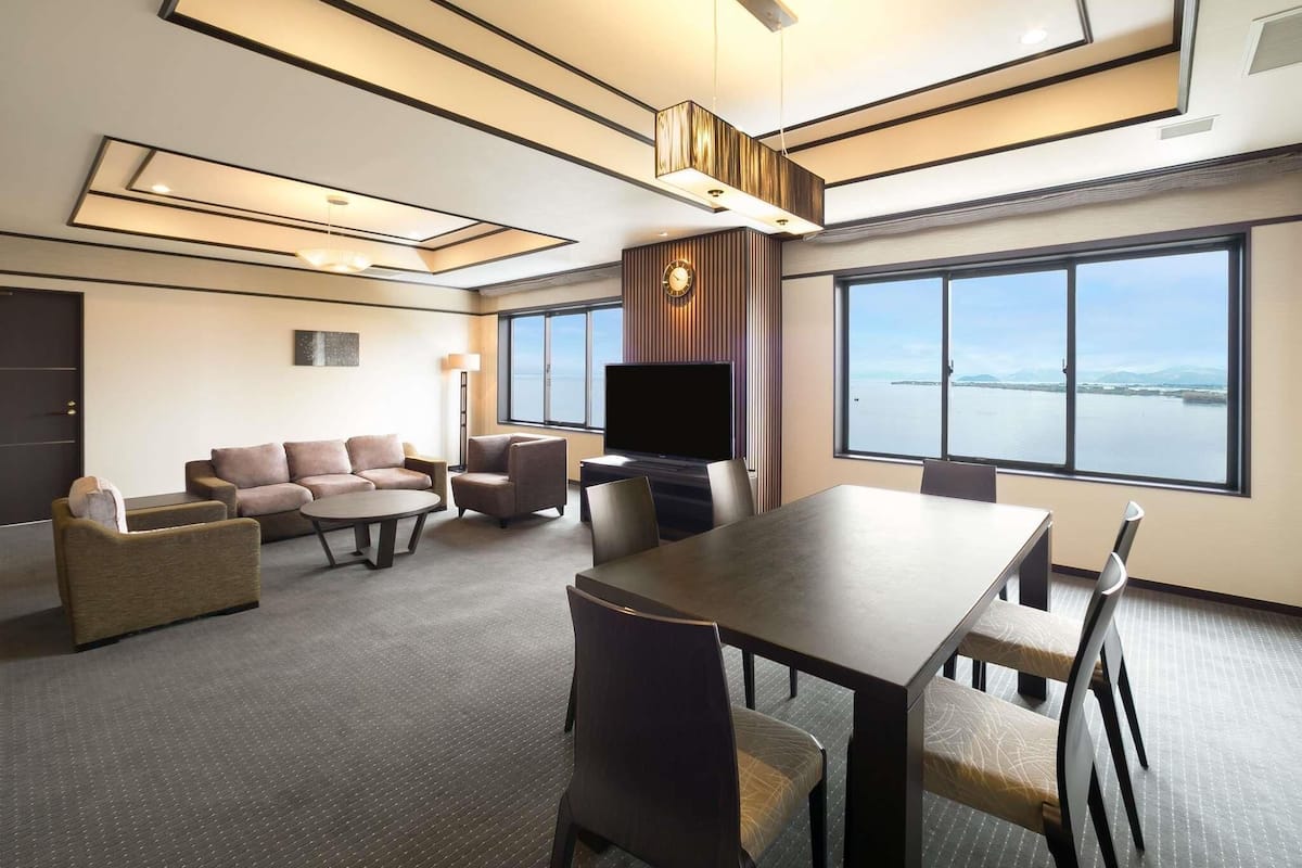 Suite Deluxe, plusieurs lits, vue lac | Literie de qualité supérieure, coffres-forts dans les chambres, bureau