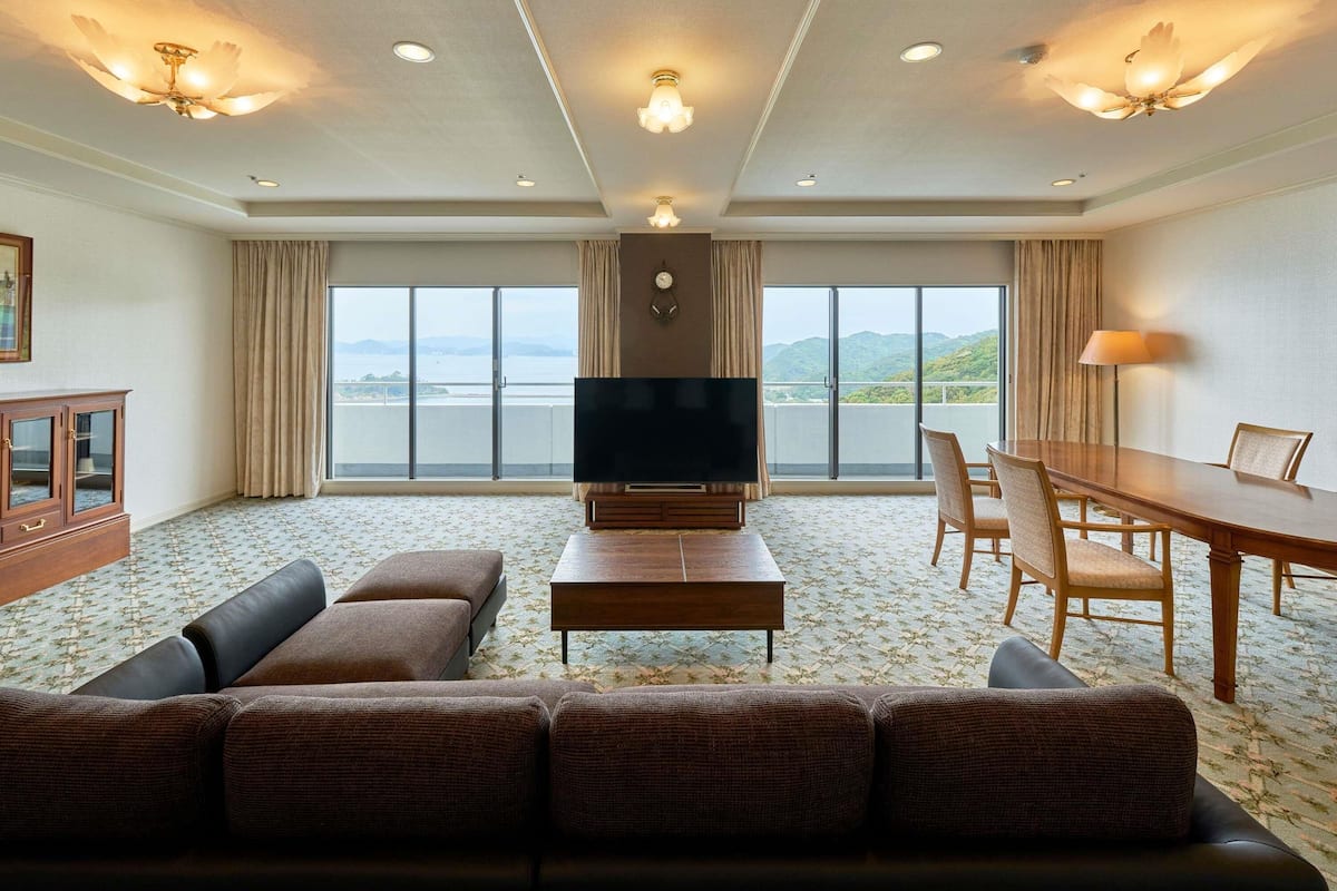 Suite Deluxe, letti multipli, vista mare | Una scrivania, ferro/asse da stiro, lenzuola